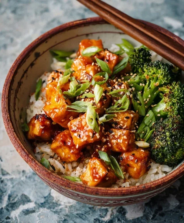 Tofu po koreańsku z ryżem i brokułami